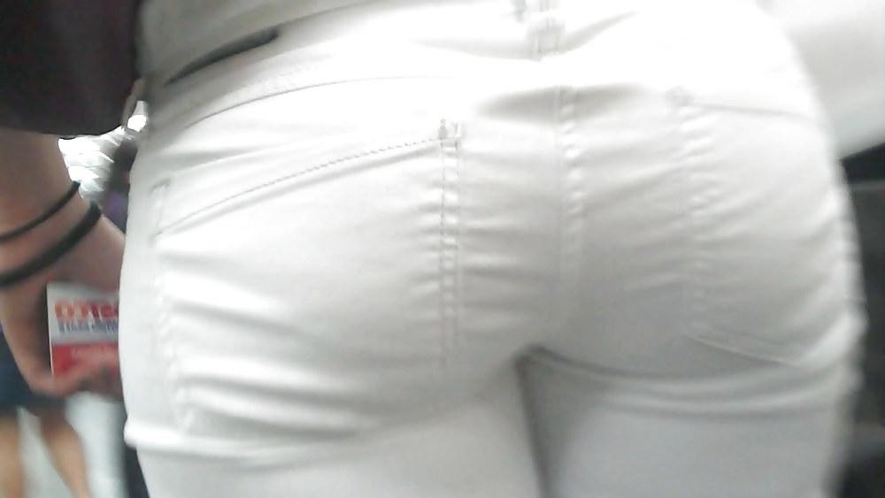 25P Following behind her nice butt & ass in jeans