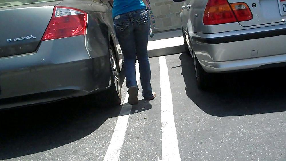 25P Following behind her nice butt & ass in jeans