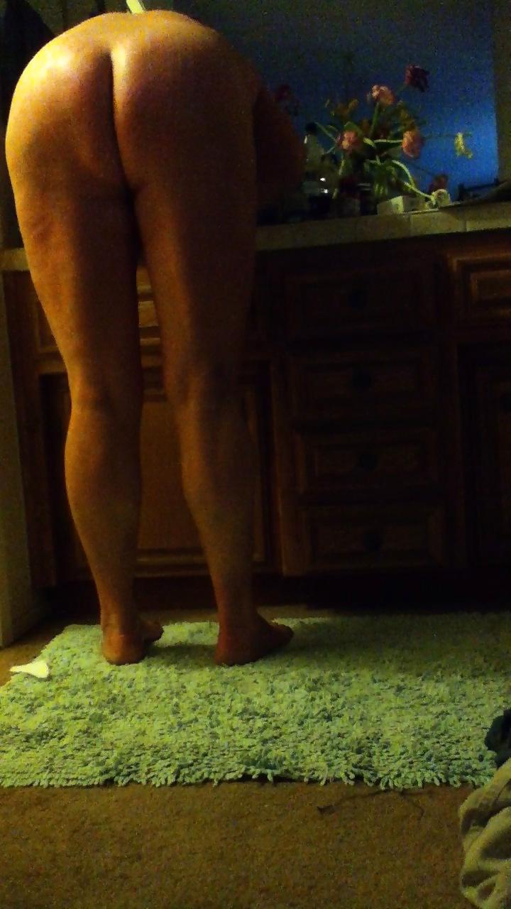 8P Unaware BBW wife's big butt for all to see and jerk off to.