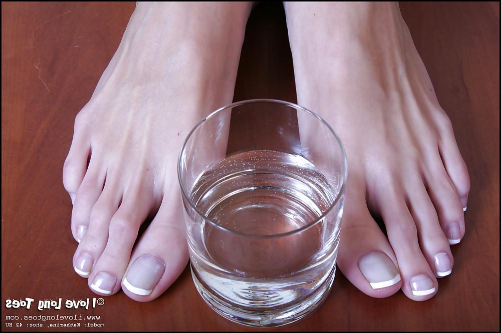 25P Long toenails and long toes