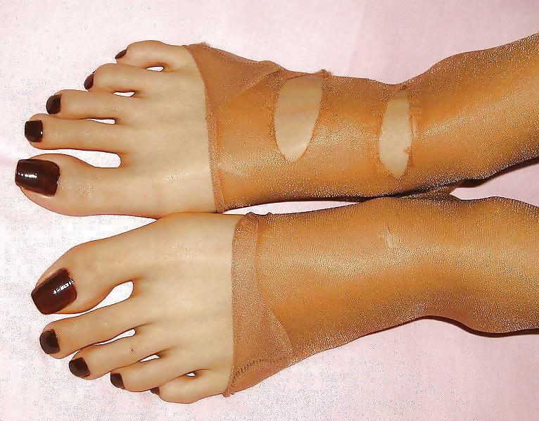 25P Long toenails and long toes