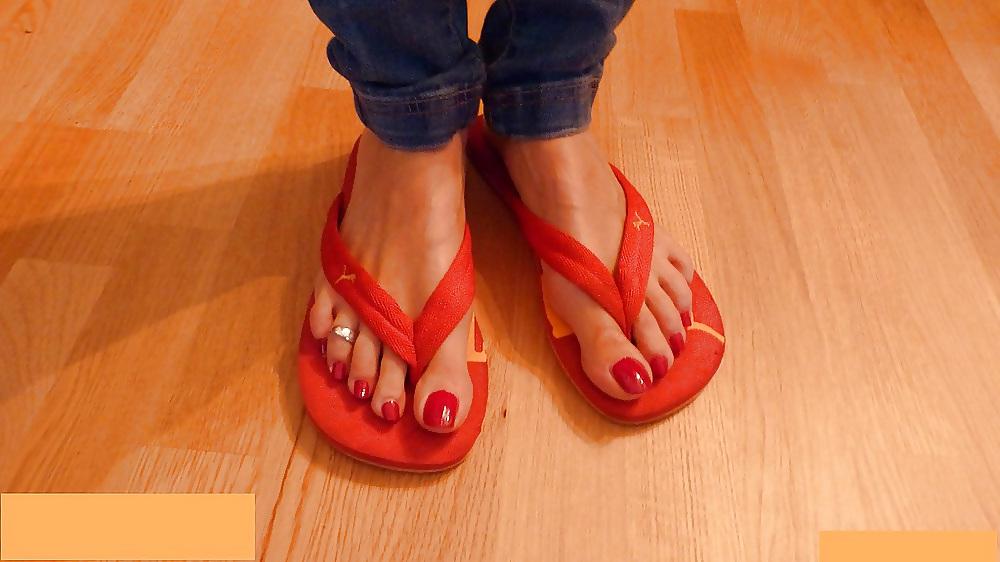 25P Long toenails and long toes