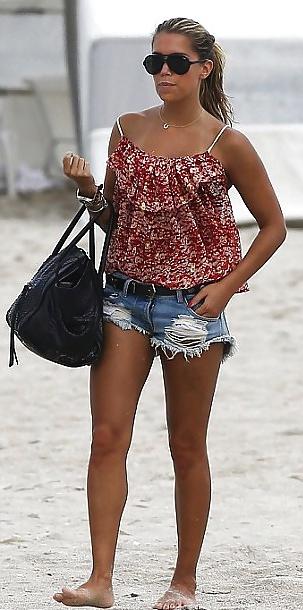 25P Sylvie van der Vaart: Dutch model & TV Presenter - Ameman