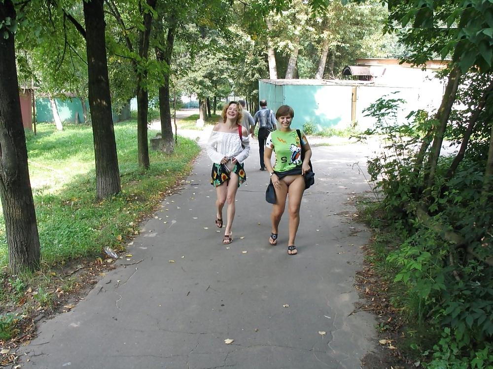 12P Amigas en el parque 