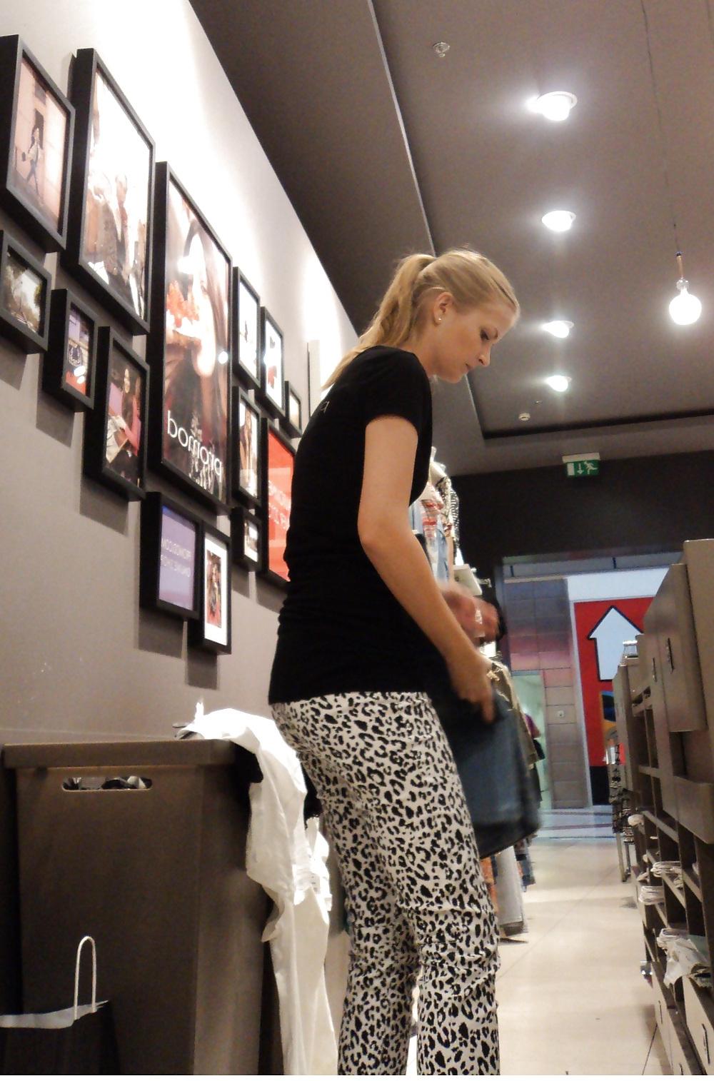 10P Sexy Ass Teen Sales Girl Candids