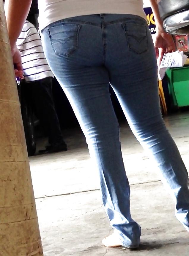 16P Una gordita en un taller mecanico