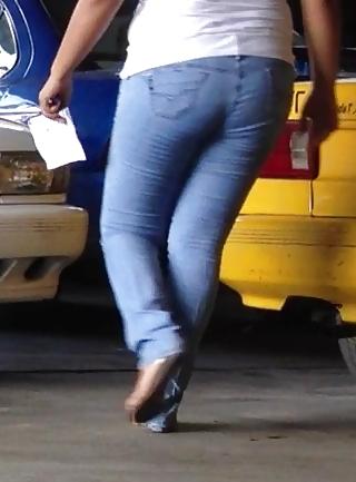 16P Una gordita en un taller mecanico