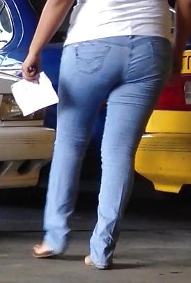 16P Una gordita en un taller mecanico
