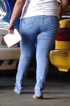 16P Una gordita en un taller mecanico