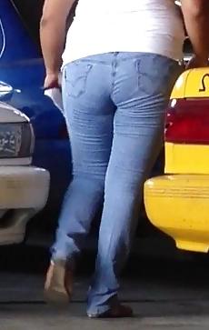 16P Una gordita en un taller mecanico