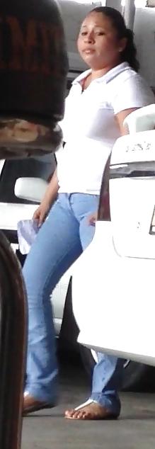 16P Una gordita en un taller mecanico