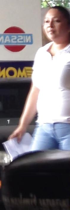 16P Una gordita en un taller mecanico
