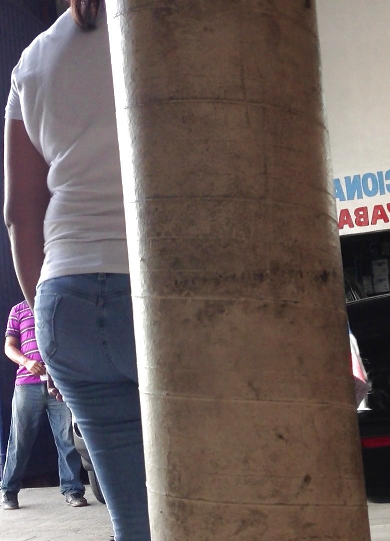 16P Una gordita en un taller mecanico