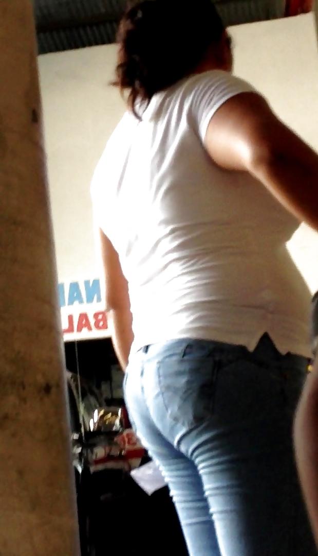 16P Una gordita en un taller mecanico