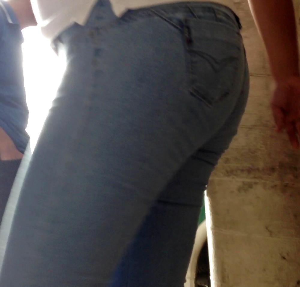 16P Una gordita en un taller mecanico