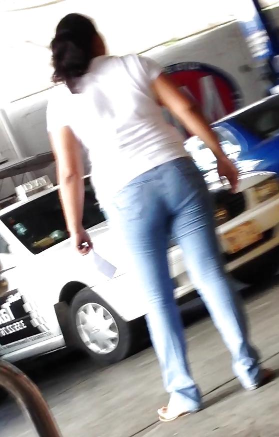16P Una gordita en un taller mecanico