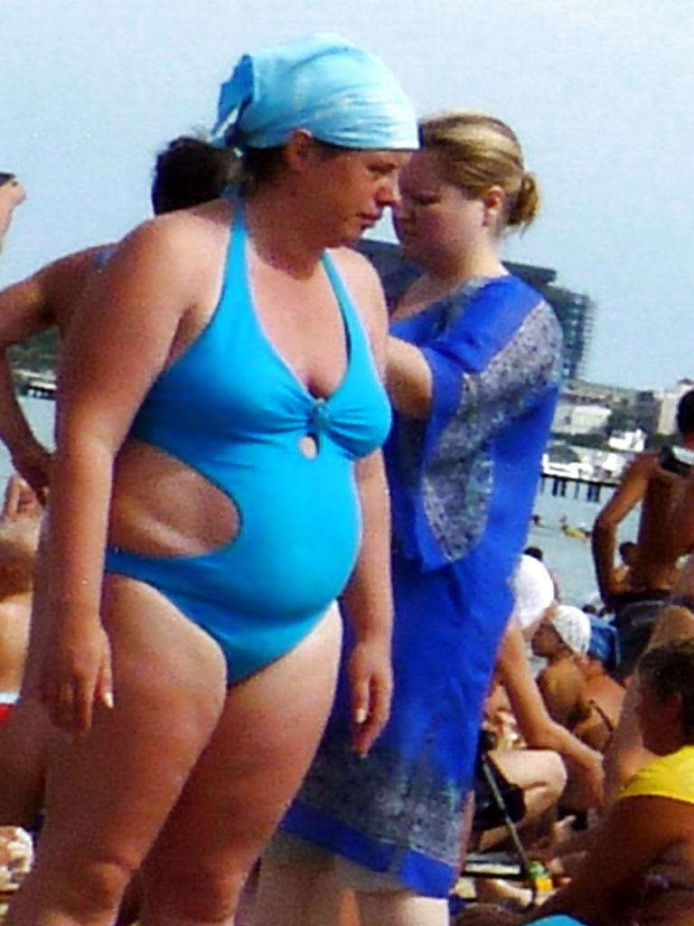 25P Russian women on the beach!