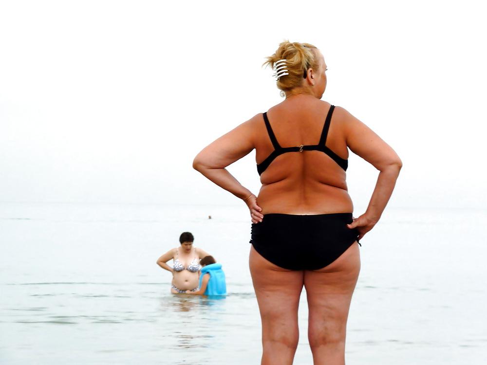 25P Russian women on the beach!