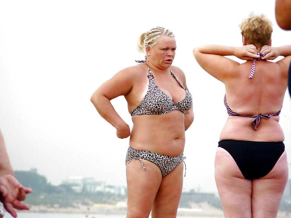 25P Russian women on the beach!