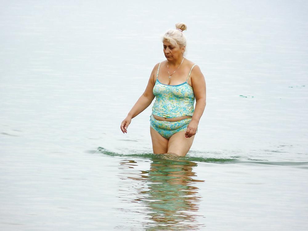 25P Russian women on the beach!