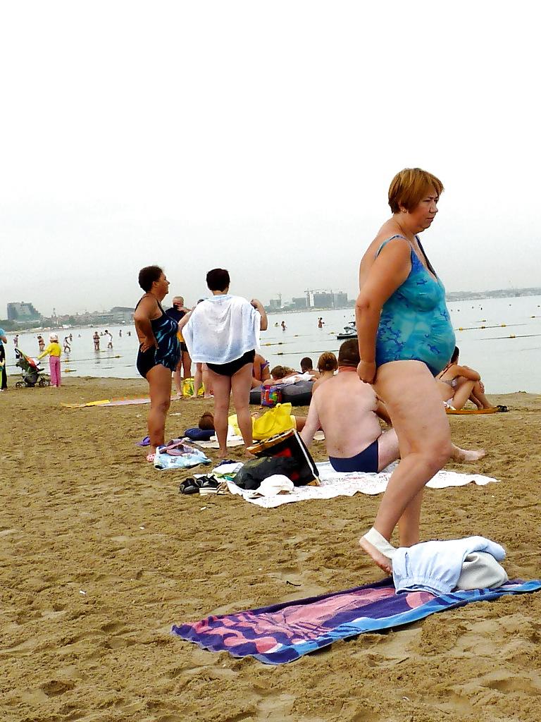 25P Russian women on the beach!