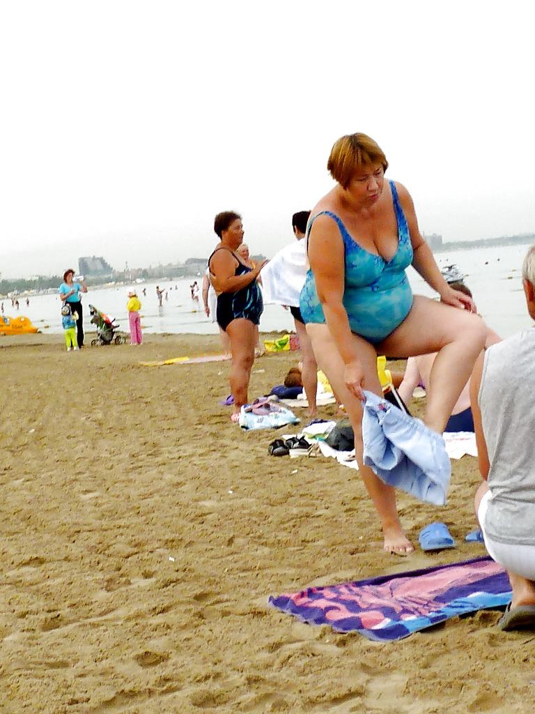 25P Russian women on the beach!