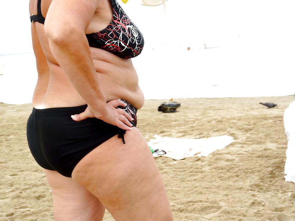 25P Russian women on the beach!