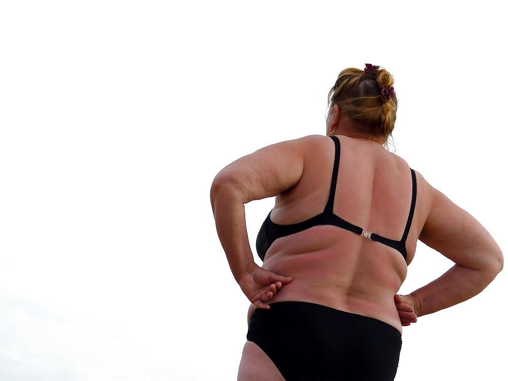 25P Russian women on the beach!