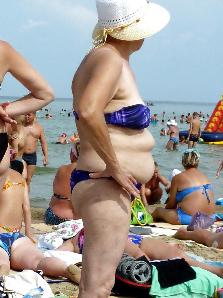 25P Russian women on the beach!