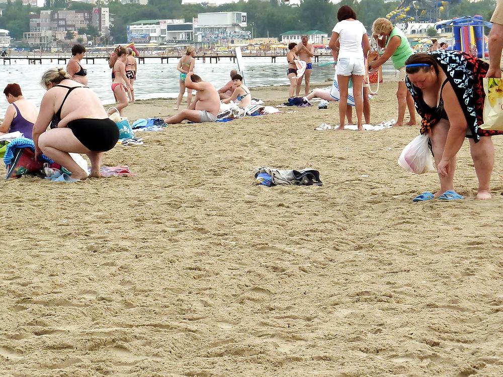 25P Russian women on the beach!
