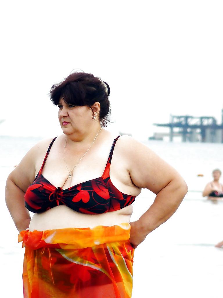 25P Russian women on the beach!