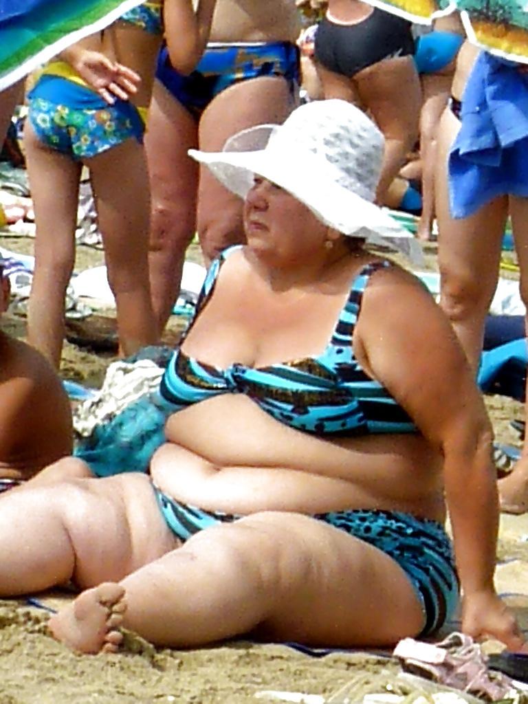 25P Russian women on the beach!
