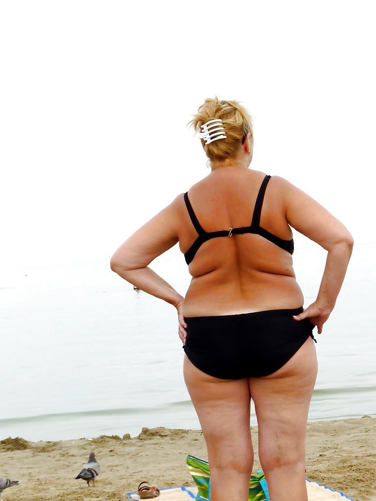 25P Russian women on the beach!