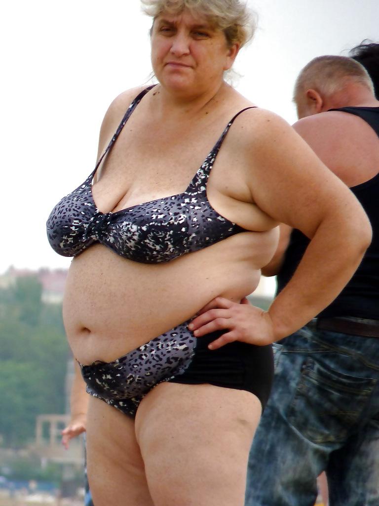 25P Russian women on the beach!