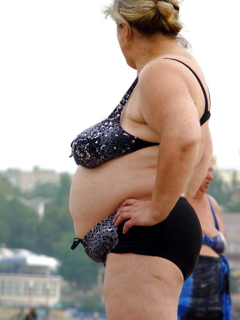 25P Russian women on the beach!
