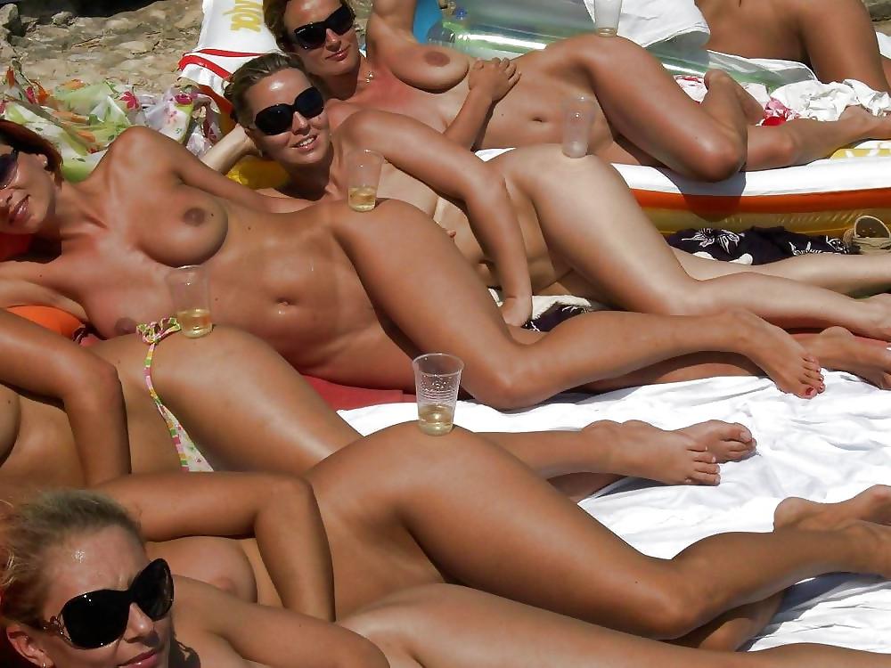 25P Teen & mature amateurs at the beach  