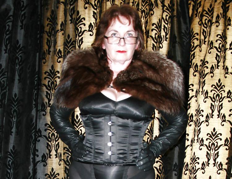 9P Domina in furs