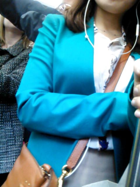 8P Pretty asian girl - almost upskirt :(