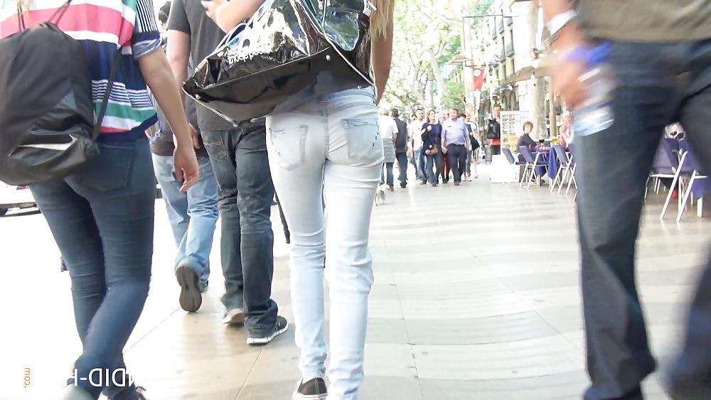 11P Great girl in ripped jeans
