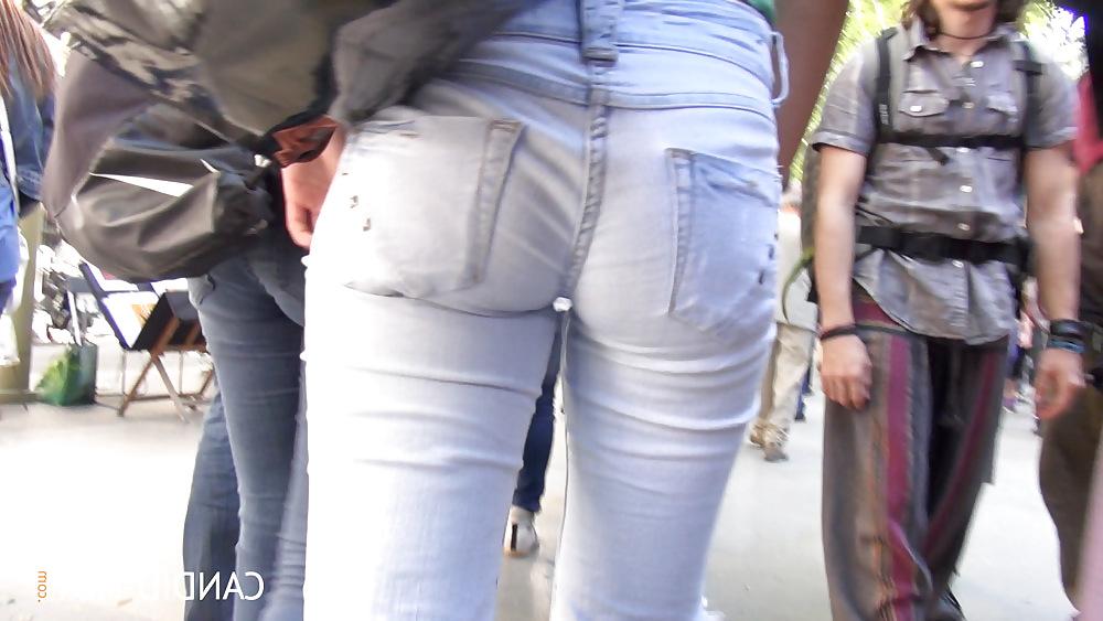 11P Great girl in ripped jeans