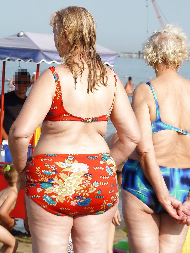 25P Russian women on the beach!