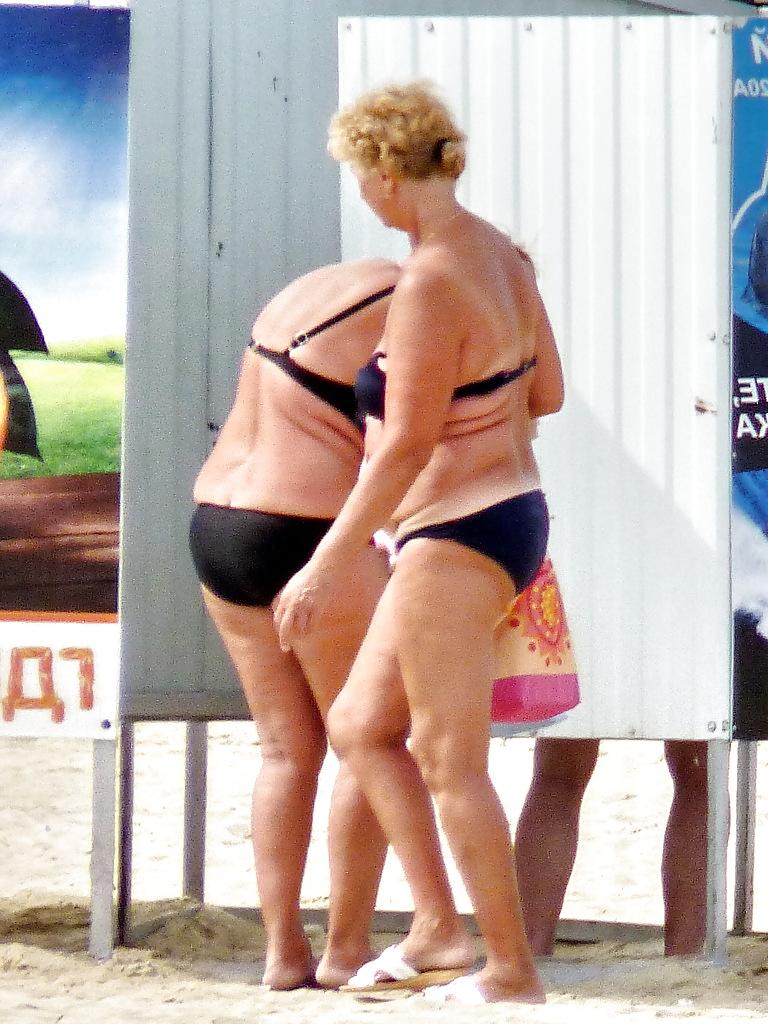 25P Russian women on the beach!