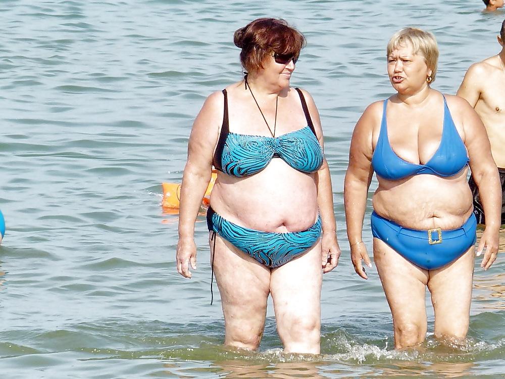 25P Russian women on the beach!