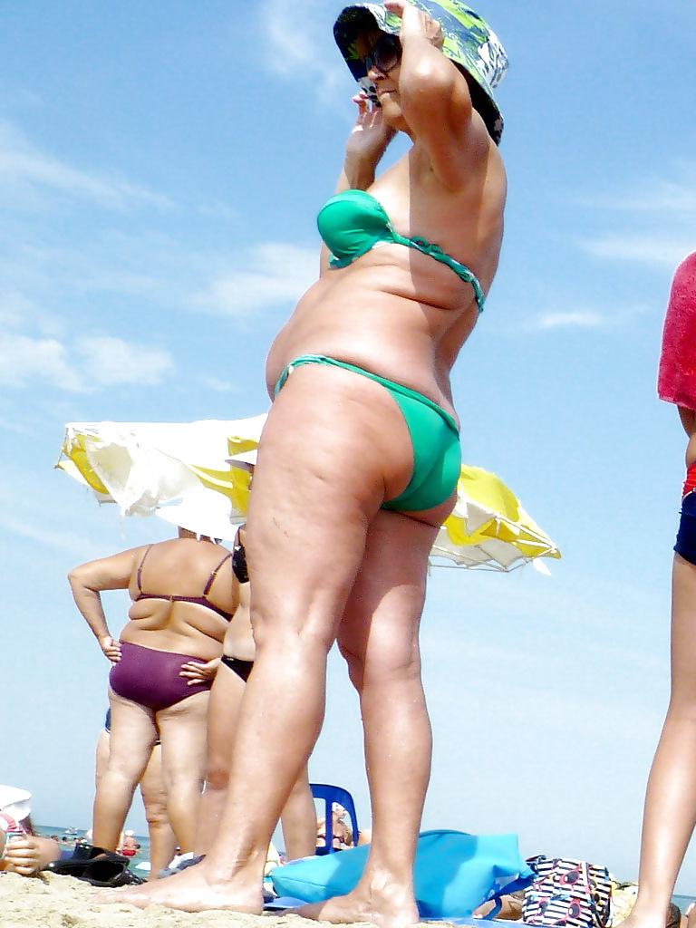 25P Russian women on the beach!