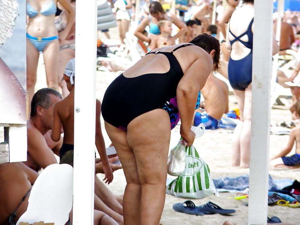 25P Russian women on the beach!
