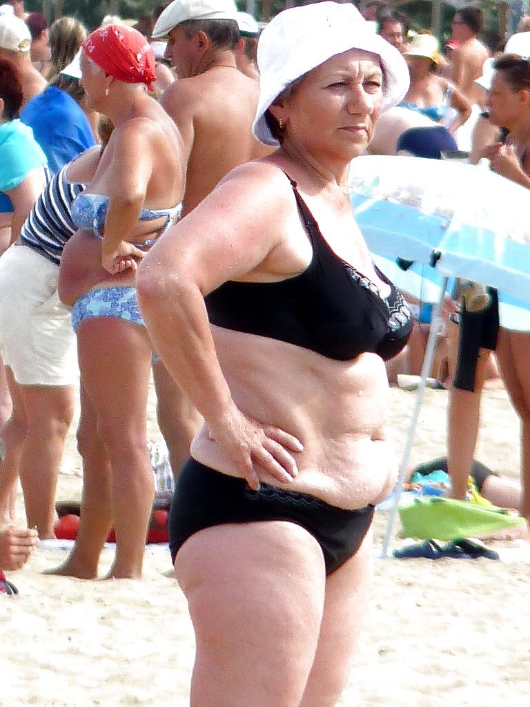 25P Russian women on the beach!