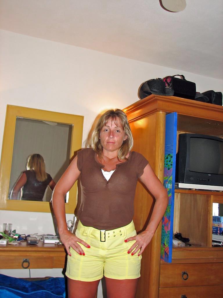 25P MILF On Holiday