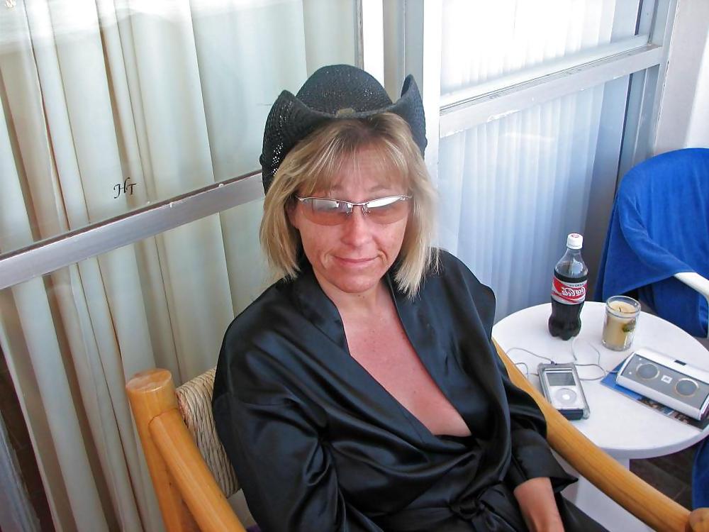 25P MILF On Holiday
