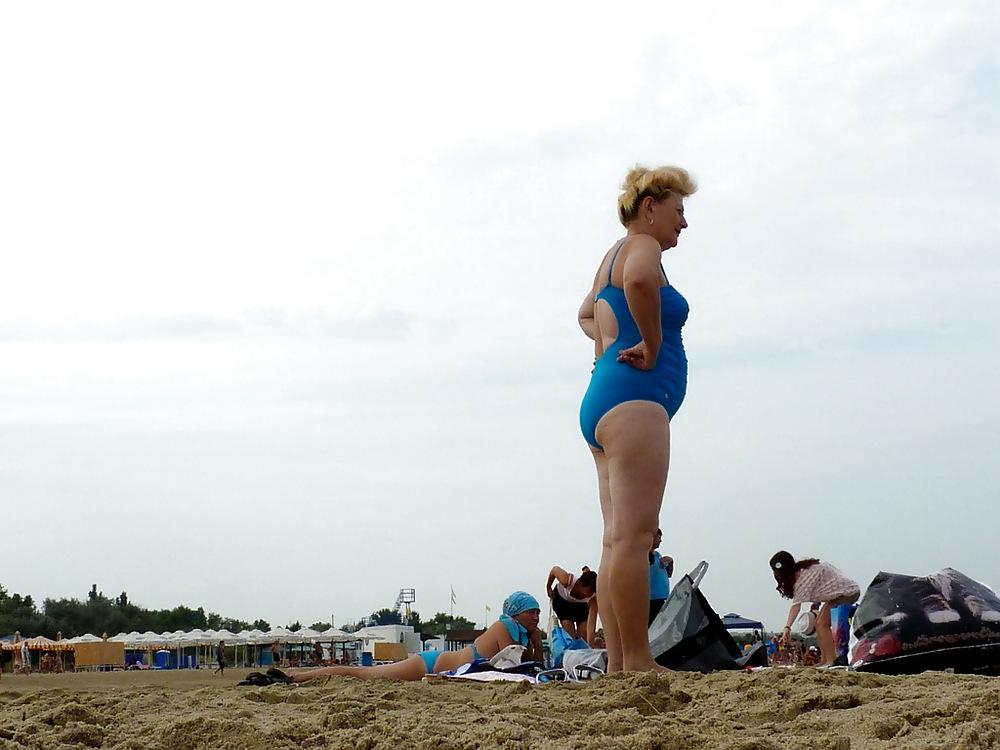 25P Russian women on the beach!