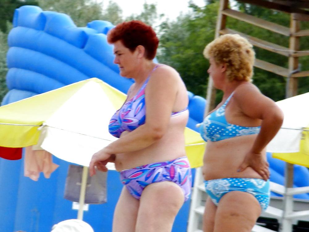 25P Russian women on the beach!